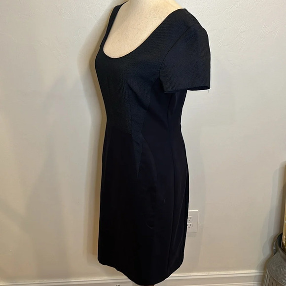 CLUB MONACO NAVY BLUE SHEETH DRESS BACK ZIPPER TEXTURED SCOOP NECK  SIZE 6 - Picture 5 of 11
